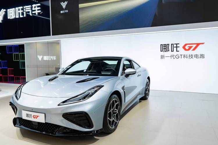 深圳130哪吒汽车在智能汽车领域的表现，领途汽车在新能源汽车市场中的影响力